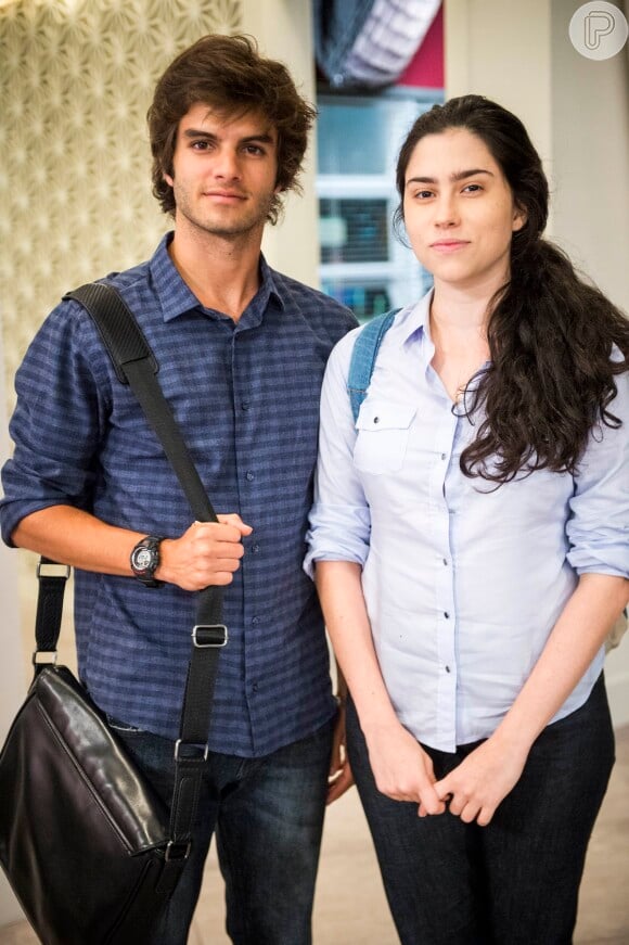 Débora (Olivia Torres) e Fabinho (Daniel Blanco) estão trabalhando juntos na Bastille e saem para ir ao cinema, na novela 'Totalmente Demais'