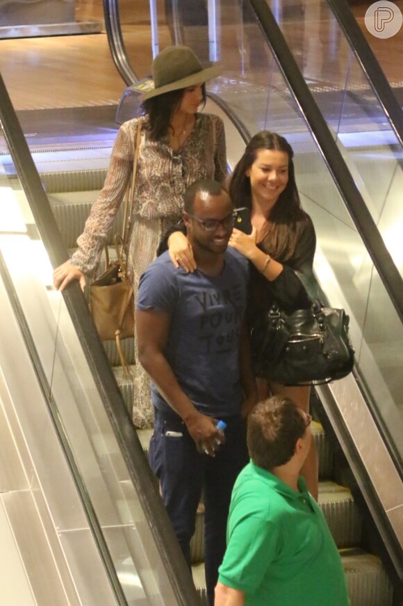Bruna Marquezine jantou com Fernanda Souza e Thiaguinho em shopping na Barra