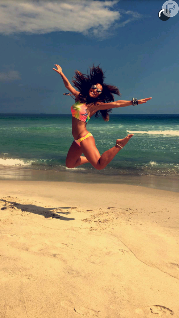 Sabrina Sato se diverte em foto na praia