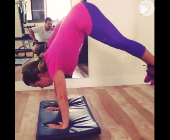 A atriz Fernanda Souza publicou no seu perfil, do Instagram, vídeo enquanto fazia exercícios no Crosscore