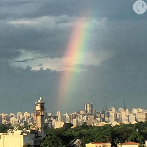 Mariana Ferrão, apresentadora do programa 'Bem Estar', postou a foto de um arco-íris para ilustrar seu texto 
