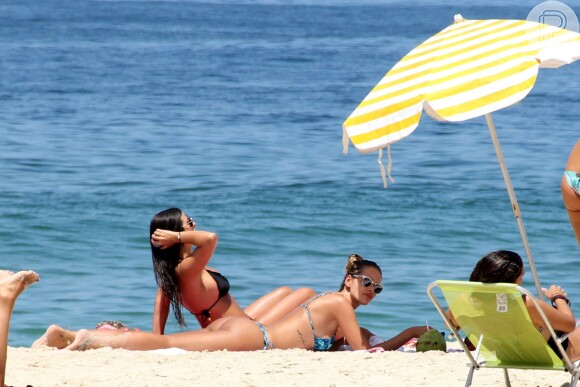 Com uma amiga, a atriz Yasmin Brunet aproveitou o dia ensolarado para ir à praia de Ipanema, Zona Sul do Rio, neste sábado, 27 de fevereiro de 2016