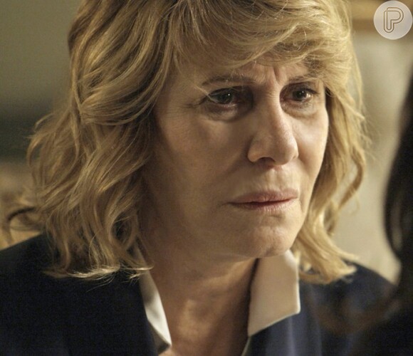 Nora (Renata Sorrah) se desespera com o sequestro de Cesário (Johnny Massaro) e diz que a família tem uma maldição, na novela 'A Regra do Jogo'