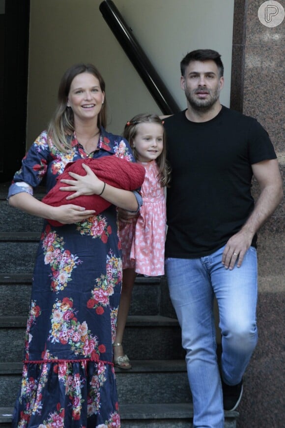 Fernanda Rodrigues e Raoni Carneiro deixam a maternidade com Luisa e o recém-nascido Bento no colo em 13 de fevereiro de 2016