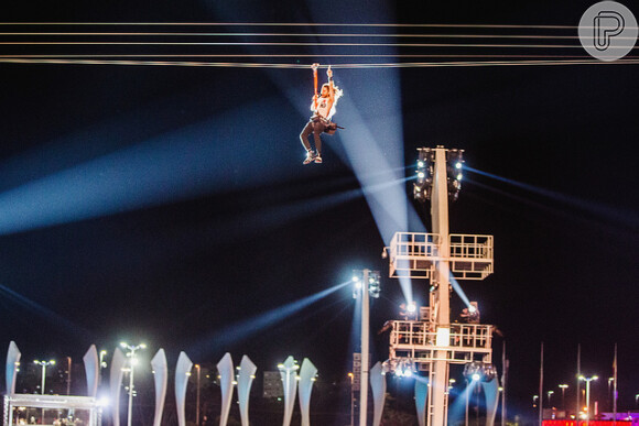 Duranteo show do 30 Seconds to Mars, o vocalista, Jared Leto, surpreendeu ao sair do palco e ir até a tirolesa enquanto cantava a a música 'Hurricane'. Ele deixou o violão na plataforma e desceu no brinquedo, enlouquecendo o público