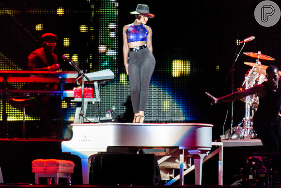 Alicia Keys hipnotizou o público do domingo, 15 de setembro de 2013, com seu rebolado. Com um piano branco, a cantora apresentou grandes sucessos de sua carreira