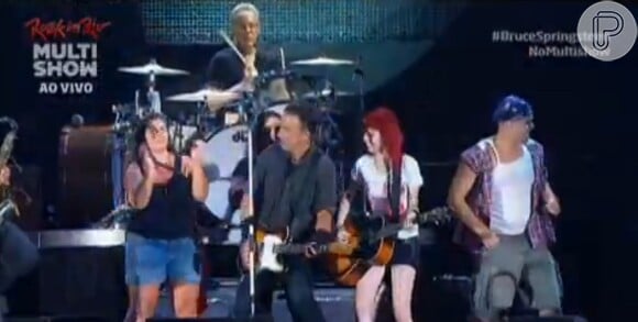 Bruce Springsteen fez a festa ao chamar vários fãs ao palco. Os jovens cantaram e tocaram com o cantor