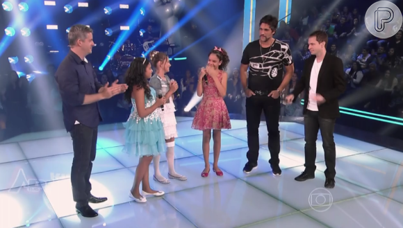 Jamille Silva chora no programa The Voice Kids e é amparada pelas amigas e pelos técnicos Victor & Leo
