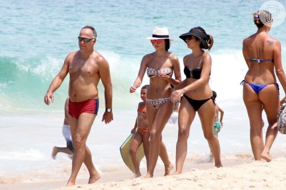 Patricia Poeta curte dia de praia com o marido e amiga
