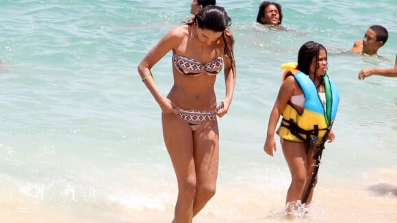 Patricia Poeta exibe corpo enxuto de biquíni na praia após perder 10 kg. Fotos!