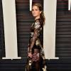 Zoey Deutch escolheu um vestido estampado com transparência da grife Zozo na festa pós-Oscar neste domingo, 28 de fevereiro de 2016