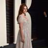 Lana Del Rey apostou em um comportado vestido Vivienne Westwood Couture na festa pós-Oscar neste domingo, 28 de fevereiro de 2016