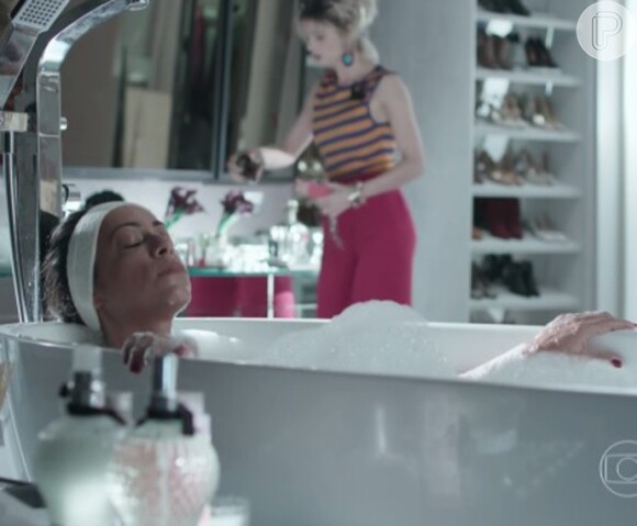 Dorinha (Samantha Schmütz) passa a agir como se fosse Carolina (Juliana Paes) e o médico recomenda que ela não seja contrariada, na novela 'Totalmente Demais'