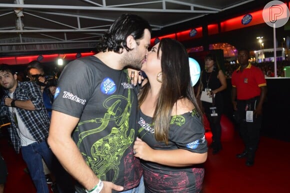 Fabiana Karla e o namorado curtiram quinto dia de shows no Rock in Rio 2013, nesta sexta-feira (20)