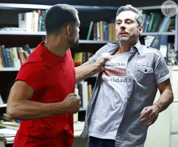 Juliano (Cauã Reymond) descobre que Romero (Alexandre Nero) está vivo e ataca o rival, na novela 'A Regra do Jogo'