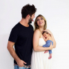 O casal Sandro Pedroso e Jéssica Costa posou com o filho recém-nascido, Noah