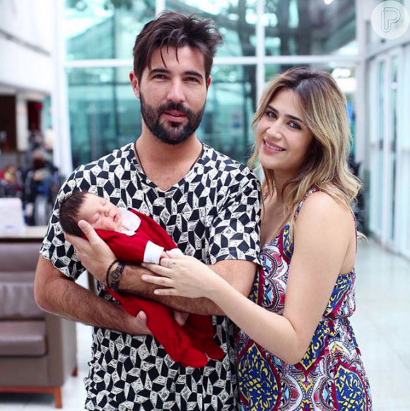 Jéssica Costa e Sandro Pedroso com o recém-nascido, Noah