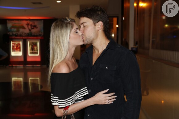 Bárbara Evans trocou beijos com Antonio Villarejo durante a pré-estreia de 'Apaixonados - O Filme', na noite desta segunda-feira, 29 de fevereiro de 2016