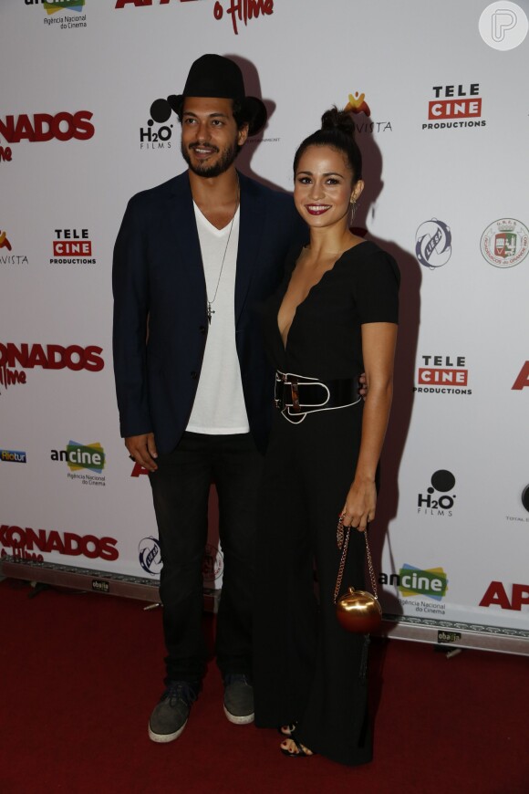 Os atores Nanda Costa e Raphael Viana marcaram presença na pré-estreia do filme 'Apaixonados' no Rio