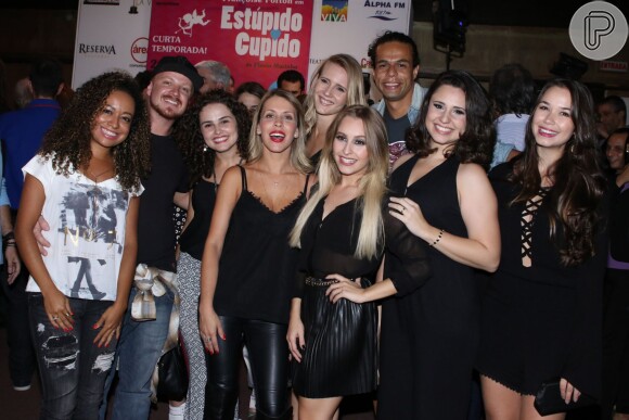 Carla Diaz reencontrou atores do elenco da primeira versão da novela 'Chiquititas' ao estrear a peça 'Estúpido Cupido' em teatro de São Paulo, na noite desta segunda-feira, 29 de fevereiro de 2016