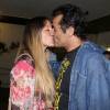Luciano Szafir trocou beijos com a namorada, Luhanna Melloni, após estreia da peça 'Estúpido Cupido'