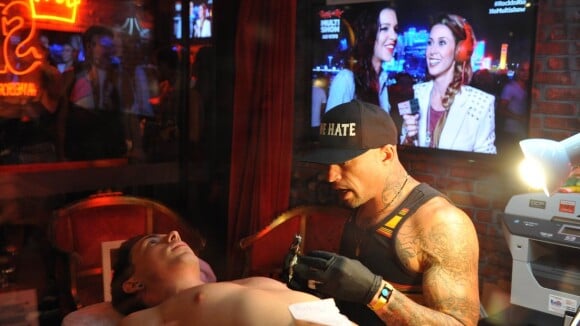 Rock in Rio: Di Ferrero faz tatuagem com Mariana Rios no telão