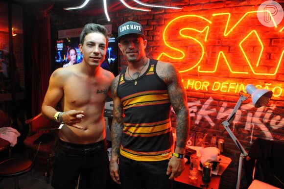 Di Ferrero posa ao lado do tatuador Ami James no Rock in Rio