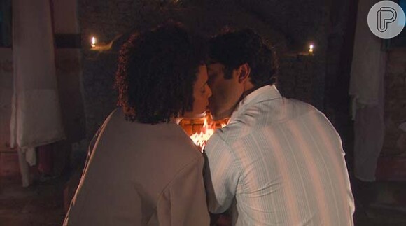 Flavia (Thais Lago) e Pastor Augusto (Augusto Garcia) se beijam dentro da casa abandonada, na novela 'Cúmplices de um Resgate'