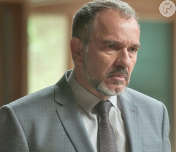 Germano (Humberto Martins) desconfia que é o pai de Eliza (Marina Ruy Barbosa) ao saber que ela é filha de Gilda (Leona Cavalli), na novela 'Totalmente Demais'