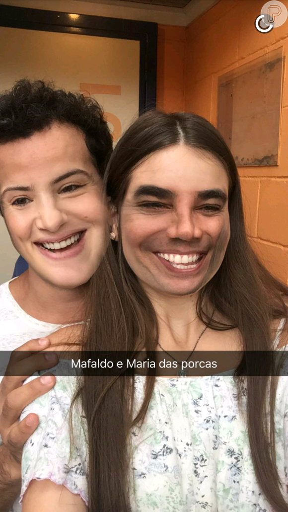Camila Queiroz 'troca' de rosto com Anderson Di Rizzi e brinca: 'Maria das Porcas'