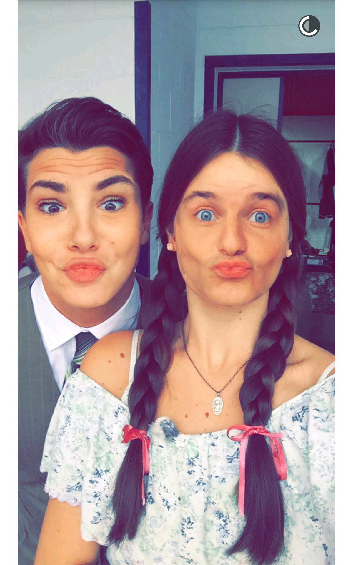 Foto: Camila Queiroz 'troca' de rosto com Klebber Toledo durante as Foto: Camila Queiroz 'troca' de rosto com Klebber Toledo durante as