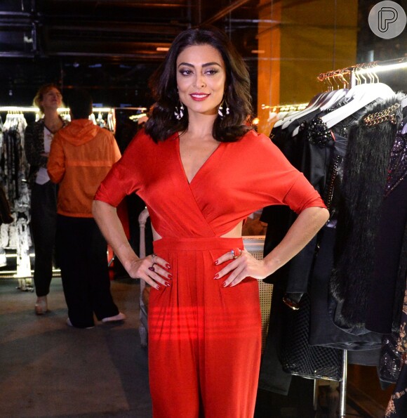 Juliana marcou presença em um evento de moda em São Paulo, e brilhou em um macacão vermelho