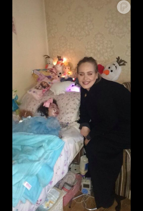 Adele visita fã de 12 anos em estado terminal na Irlanda do Norte: 'Adorável'