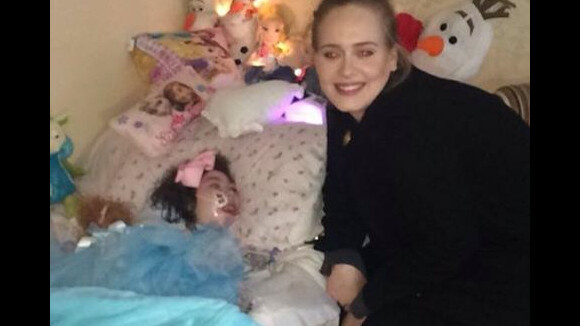 Adele visita fã de 12 anos em estado terminal na Irlanda do Norte: 'Adorável'