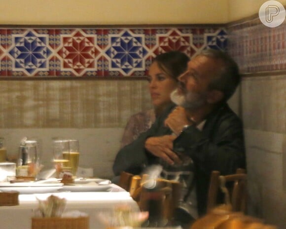Paolla Oliveira é clicada em clima de romance com Rogério Gomes em jantar na Gávea, Zona Sul, nesta quarta-feira, dia 02 de março de 2013