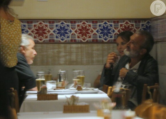 Paolla Oliveira é clicada ao lado do diretor Rogério Gomes durante jantar: clima de intimidade