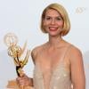 Claire Danes exibe o troféu no Emmy Awards 2013