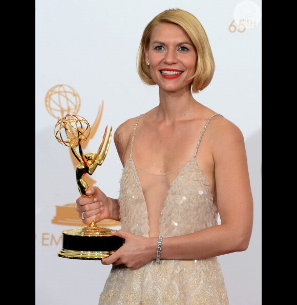 Claire Danes exibe o troféu no Emmy Awards 2013