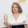 Merritt Wever leva o troféu de melhor atriz coadjuvante de comédia no Emmy 2013