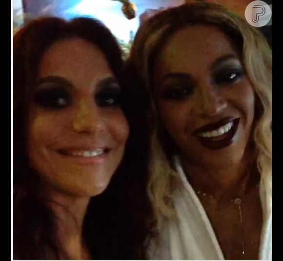 Ivete Sangalo posou com Beyoncé logo após a apresentação da Diva no Rock in Rio. Ivete cantou pouco antes dela no Palco Mundo