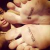 Miley Cyrus divulga foto em seu Instagram de nova tatuagem. A cantora desenhou 'Rolling', na sola do pé direito, e '$tone', no esquerdo