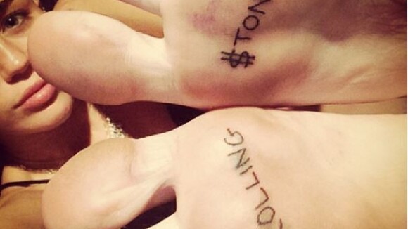 Miley Cyrus exibe nova tatuagem na sola dos pés e alfineta Taylor Swift