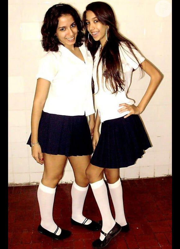 Anitta posa com uma amiga usando uniforme do colégio