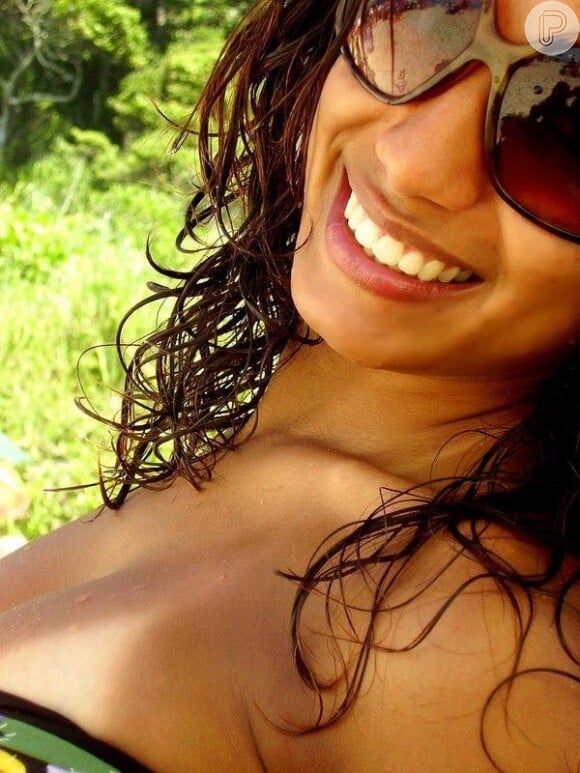 A sempre sorridente Anitta posa com marquinha de biquíni e cabelos ondulados