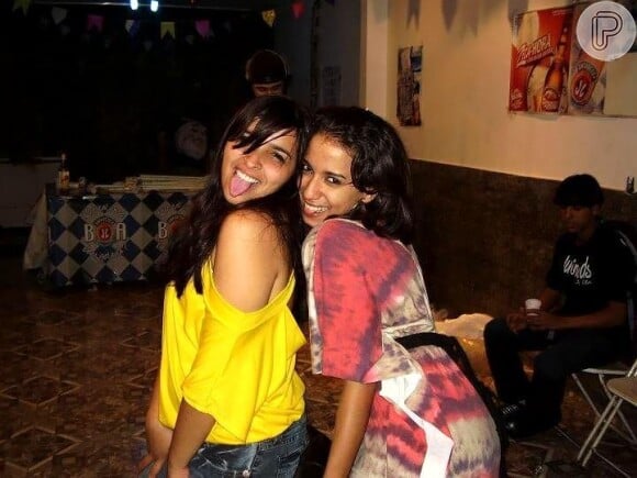 Anitta e amiga se divertem em festinha na adolescência