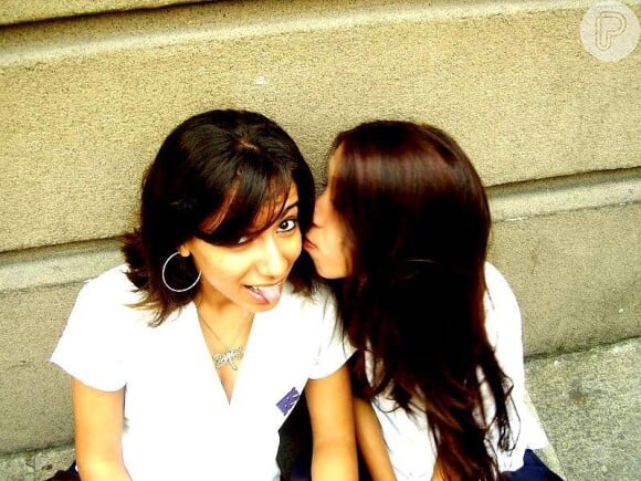 Anitta ganha beijo de uma amiga no colégio