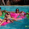 Anitta posa na piscina entre amigos em clique de abril de 2008