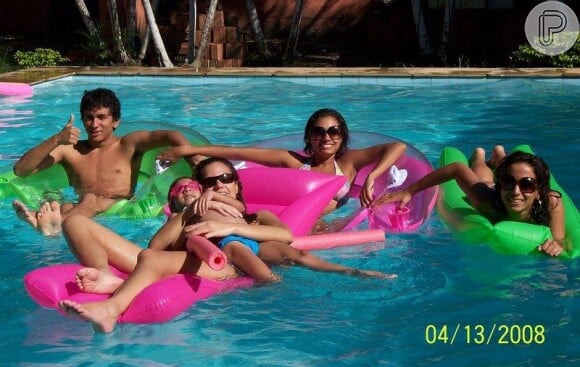 Anitta posa na piscina entre amigos em clique de abril de 2008