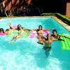 Anitta curte piscina com os amigos em foto tirada no ano de 2008