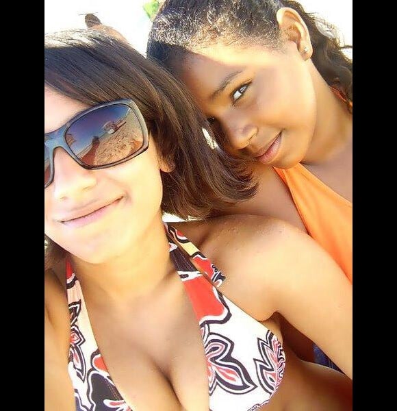 Anitta posa com amiga em dia de praia